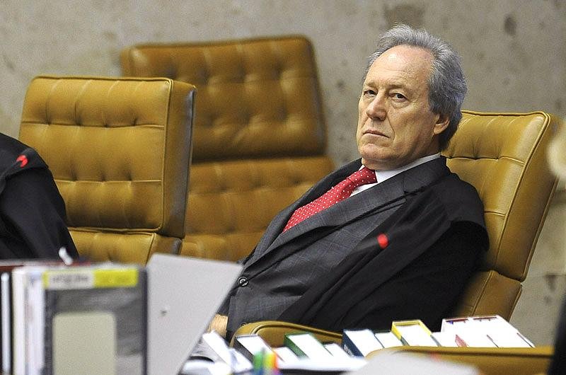 Lewandowski sobe multas e ganha apoio de ministros