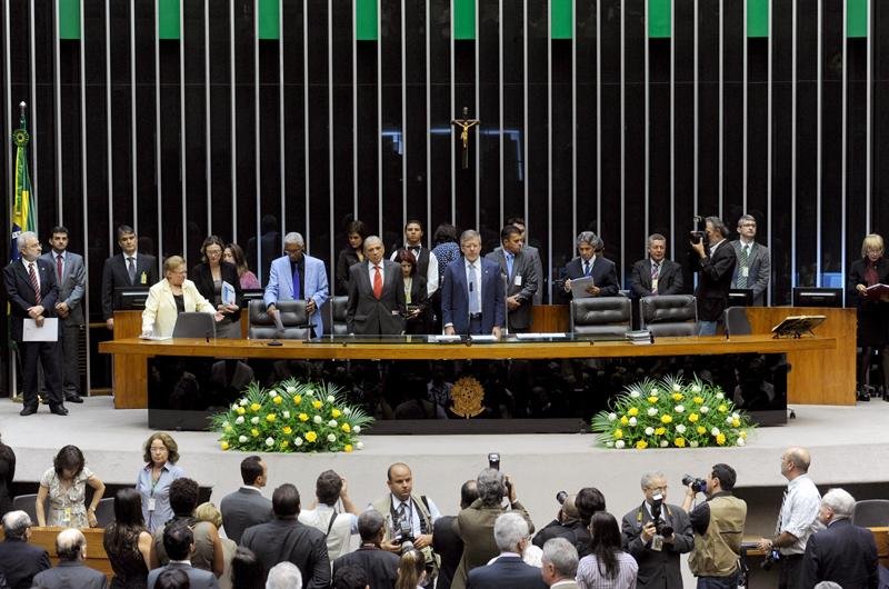 Deputados cassados pela ditadura recebem de volta seus mandados