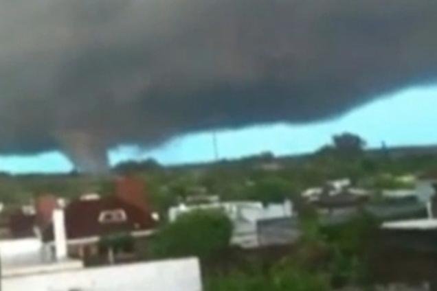 Tornado multiv&oacute;rtice foi registrado em v&iacute;deo amador no Uruguai