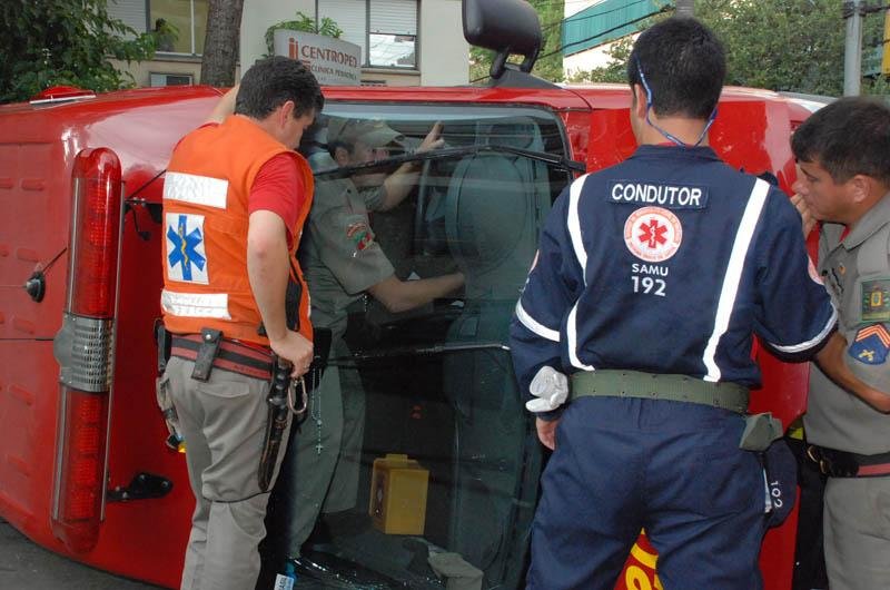 Viatura de resgate dos bombeiros capotou em cruzamento de Santa Maria