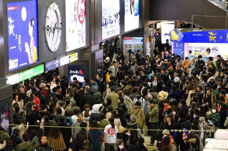 Esta&ccedil;&atilde;o de trem fica lotada ap&oacute;s viagens serem interrompidos em fun&ccedil;&atilde;o do terremoto