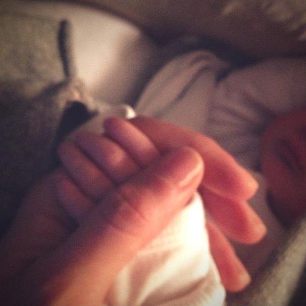 Gisele publicou no Facebook uma foto segurando a m&atilde;e da rec&eacute;m-nascida Vivian