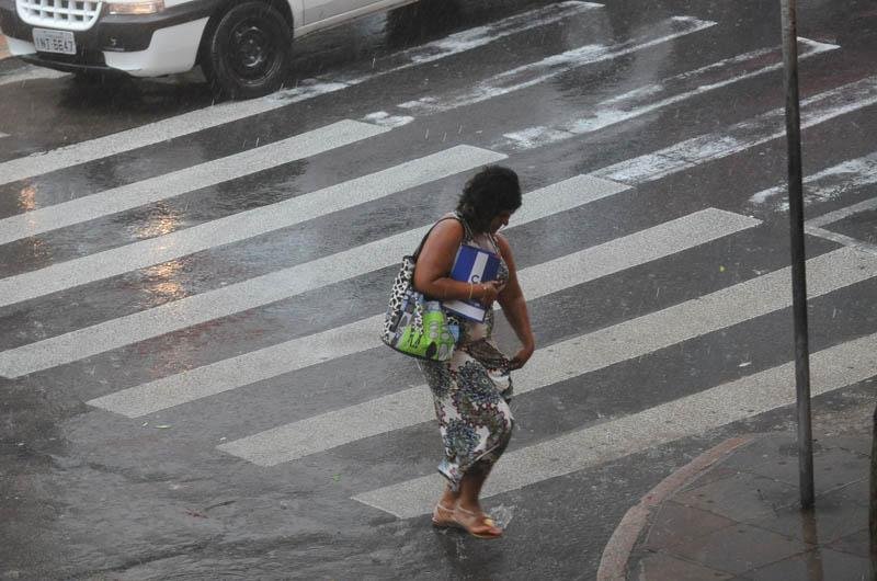 Chuva avan&ccedil;ou pelo Estado e atingiu a Capital no in&iacute;cio da tarde