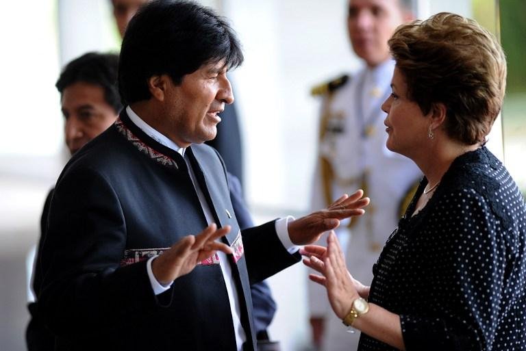 Presidente boliviano Evo Morales em conversa com a brasileira Dilma Rousseff