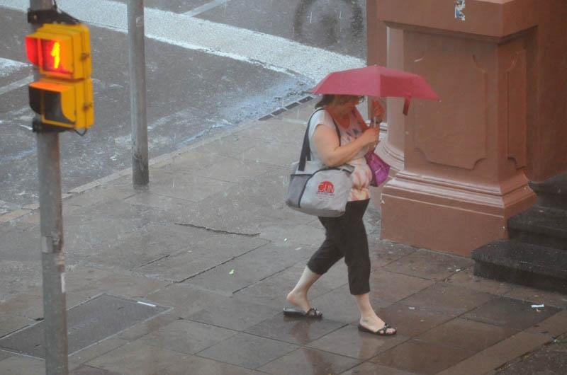 Chuva causou transtornos no in&iacute;cio da tarde desta sexta-feira