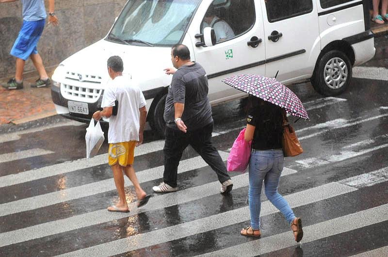 Chuva avan&ccedil;ou pelo Estado e atingiu a Capital no in&iacute;cio da tarde 
