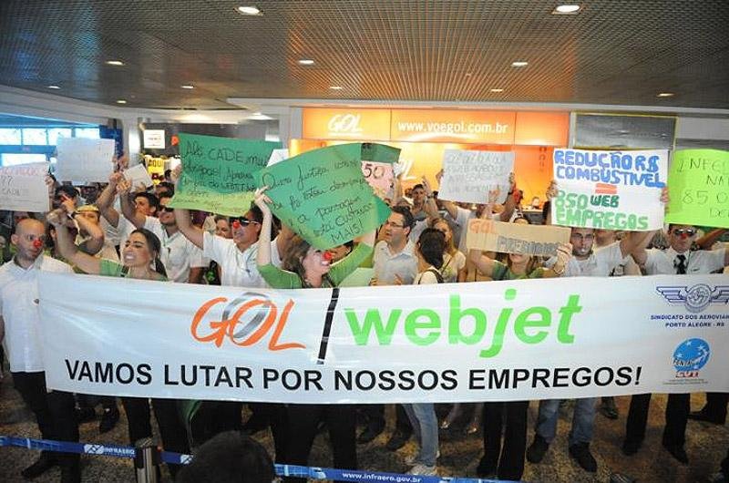 Funcion&aacute;rios demitidos protestaram no Salgado Filho no dia 26 de novembro