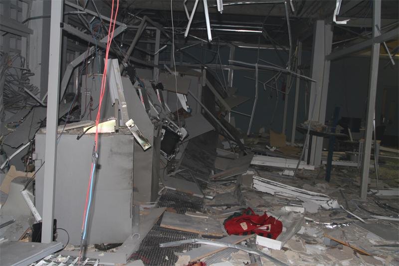 Quadrilha explode ag&ecirc;ncia banc&aacute;ria e faz ref&eacute;ns em Guapor&eacute;