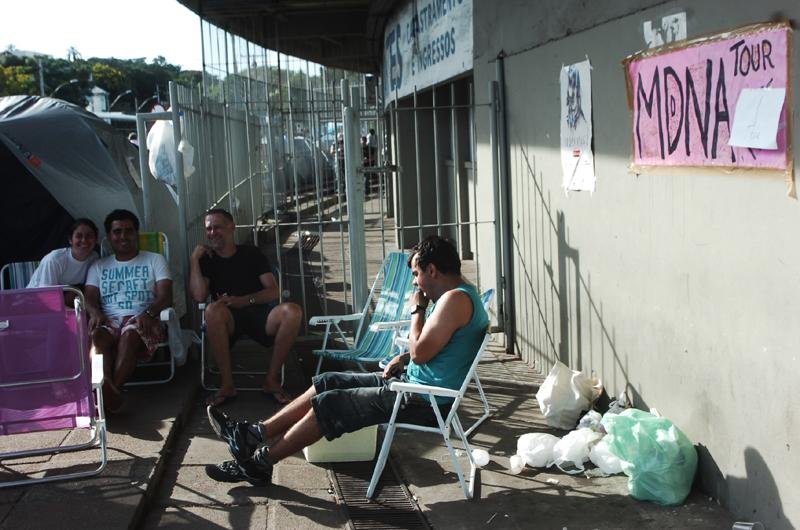 F&atilde;s da Madonna se concentram em frente ao Ol&iacute;mpico