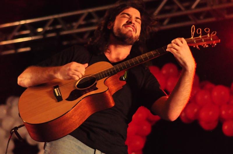 Jonathas Ferreira mostra seu fingerstyle ao viol&atilde;o