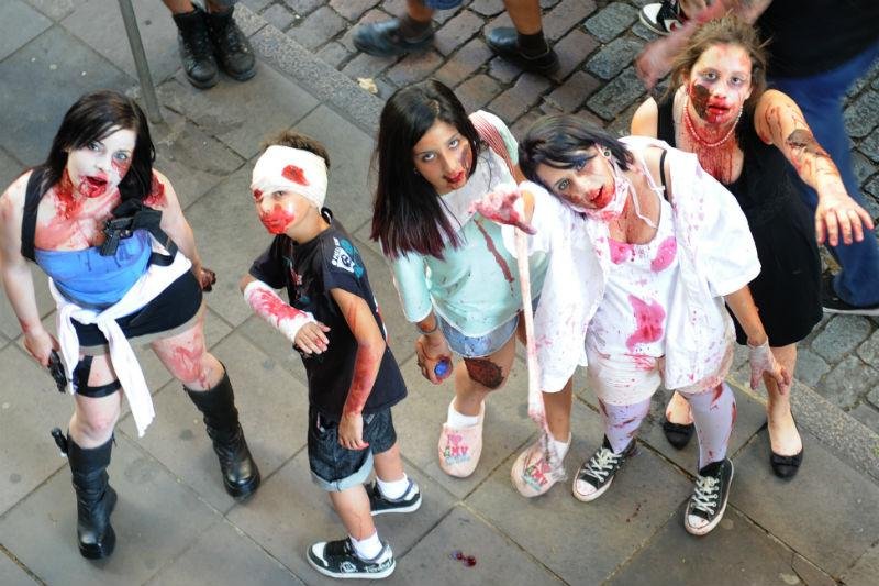 Centenas assustam Porto Alegre durante 6&ordf; Zombie Walk