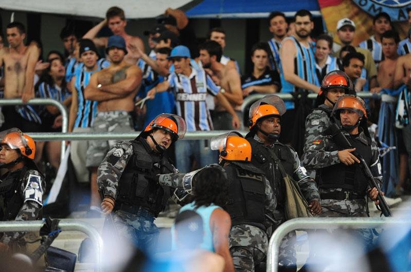 Confus&atilde;o ocorreu Brigada Militar retirou cinco torcedores devido a briga no setorno primeiro tempo