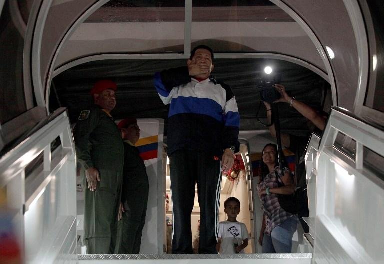 Hugo Ch&aacute;vez se despede antes de embarcar para Cuba, onde passar&aacute; por nova cirurgia