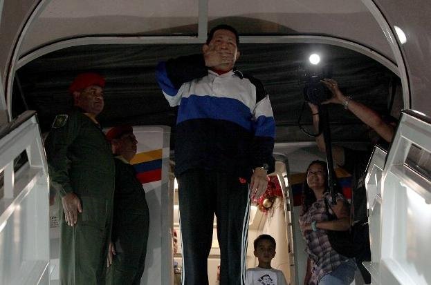 Ch&aacute;vez posou para fotos ao embarcar para Cuba