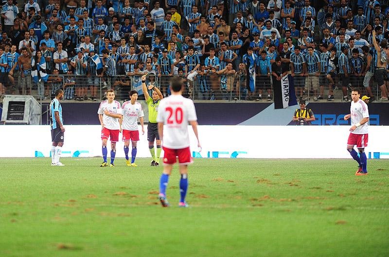 Recebeu cr&iacute;ticas campo recebeu devido &agrave;s m&aacute;s condi&ccedil;&otilde;es apresentadas no amistoso entre Gr&ecirc;mio e Hamburgo