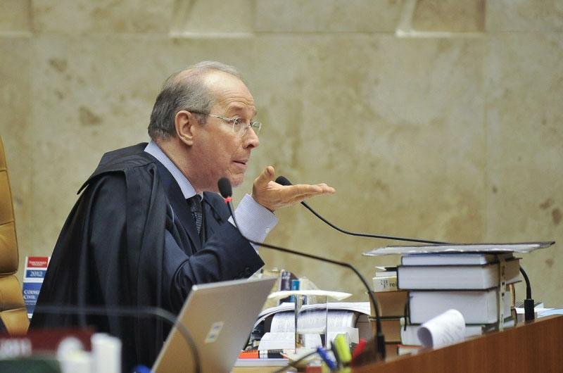 Celso de Mello sinalizou que acompanha relator, que acredita que Supremo deve decretar a perda do mandato