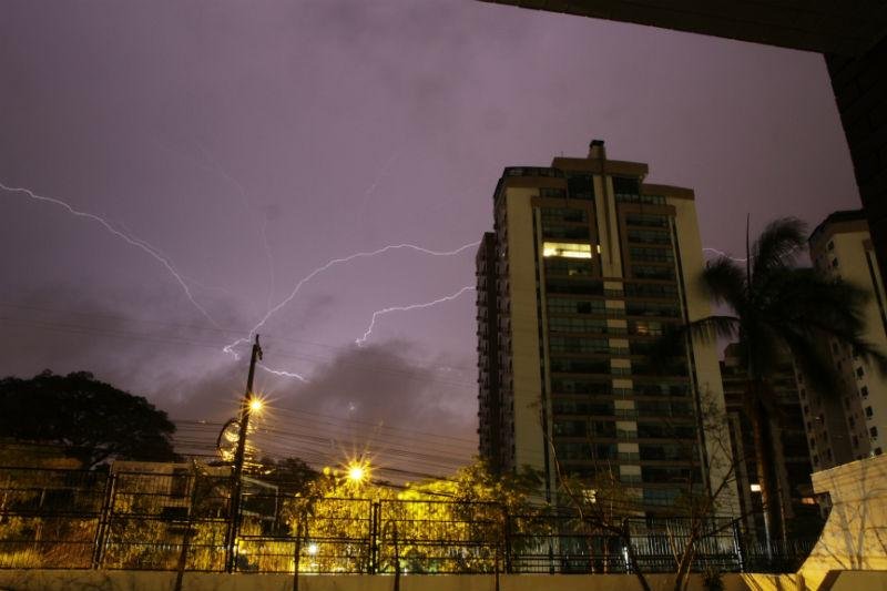 Temporal deixou v&aacute;rios pontos sem luz em Porto Alegre