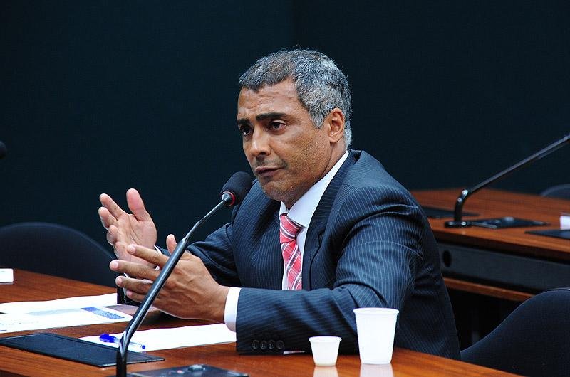 Rom&aacute;rio diz que sedes da Copa foram escolhidas por causa de propina