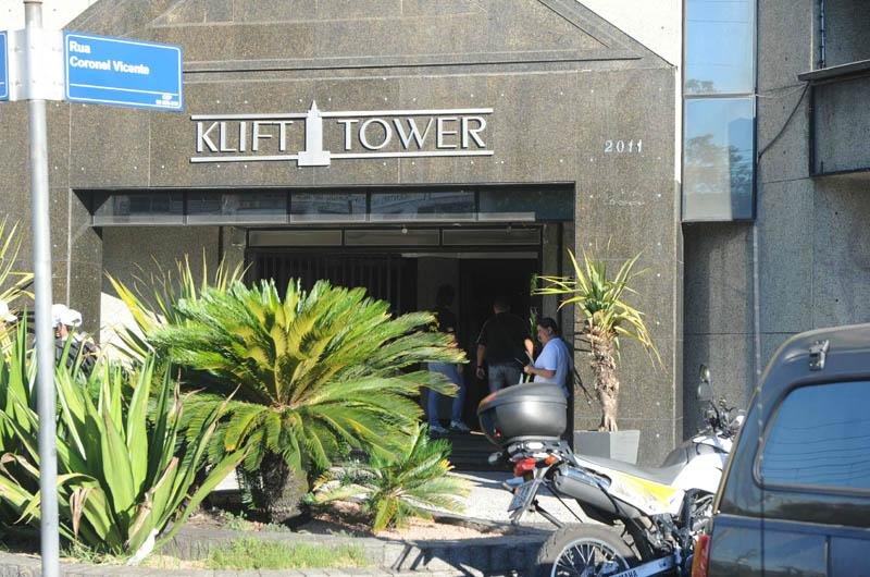 Agentes do BOE entraram no pr&eacute;dio para negociar com os assaltantes