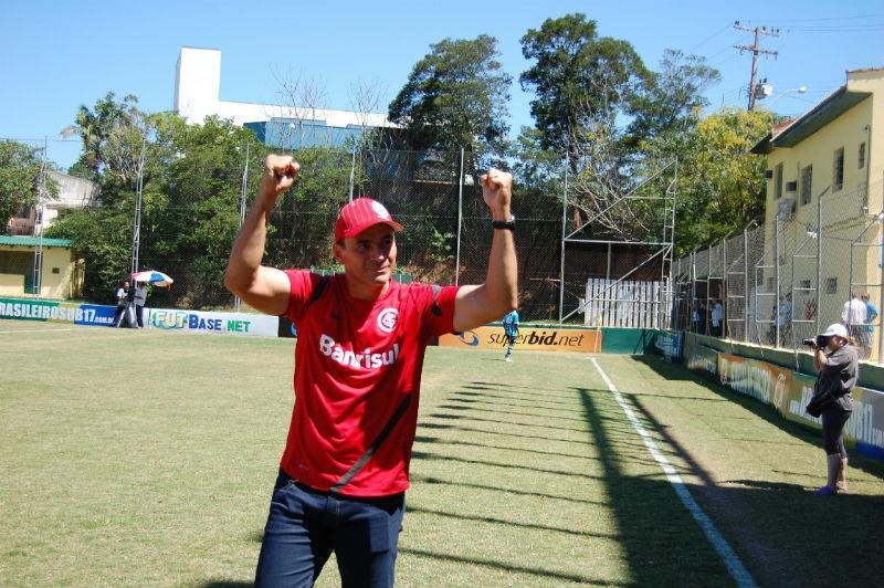 Clemer brilho no comando do sub-17 e quer treinar time principal em breve 