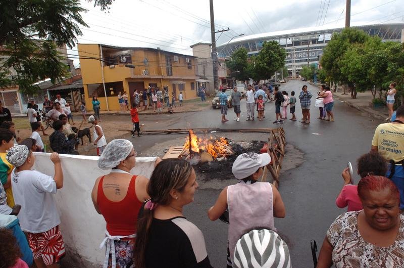 Moradores queimaram objetos para protestar porque regi&atilde;o est&aacute; sem luz