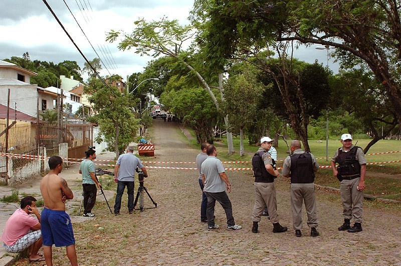 Pol&iacute;cia isola pra&ccedil;a devido a explosivos em Porto Alegre