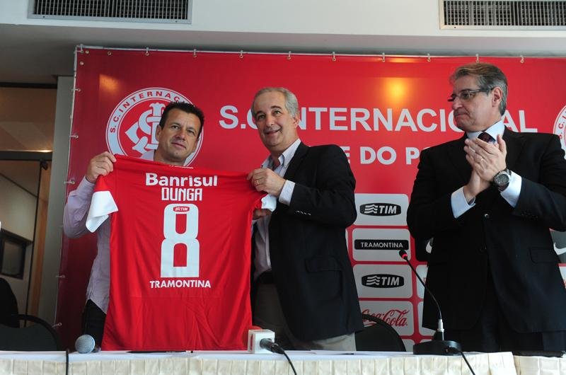 Dunga ir&aacute; trabalhar a partir do m&ecirc;s que vem