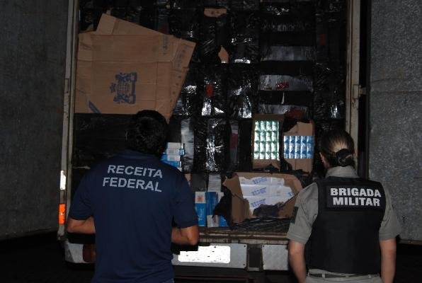 Compartimento de carga tinha cerca de 200 mil ma&ccedil;os de cigarro