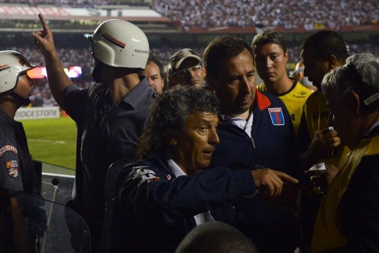 T&eacute;cnico do Tigre segue para o vesti&aacute;rio ap&oacute;s confus&atilde;o com jogadores do S&atilde;o Paulo