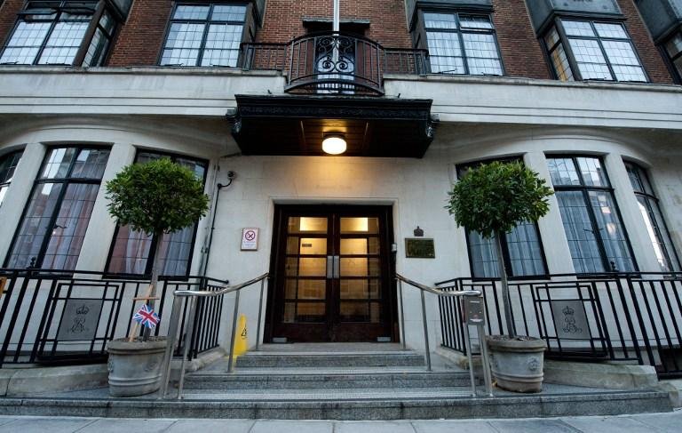 Funcion&aacute;ria do Hospital King Edward VII, em Londres, se enforcou ap&oacute;s cair em troque sobre Kate Middleton