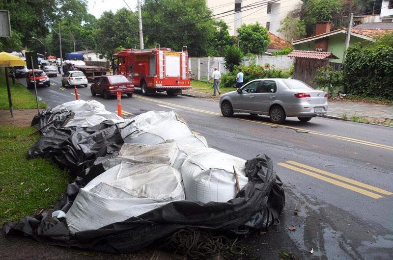 Caminh&atilde;o tombou na avenida Oscar Pereira, na zona Sul da Capital