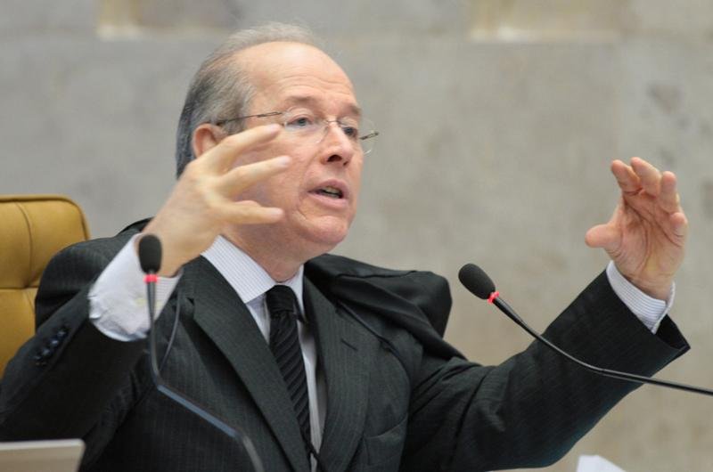 Celso de Mello &eacute; internado e STF adia sess&atilde;o do mensal&atilde;o 