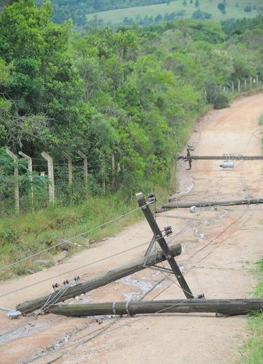 Em &aacute;reas da Capital, postes permanecem sem conserto dois dias ap&oacute;s o temporal