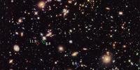 Pontos tênues destacados na foto do Hubble indicam galáxias antigas