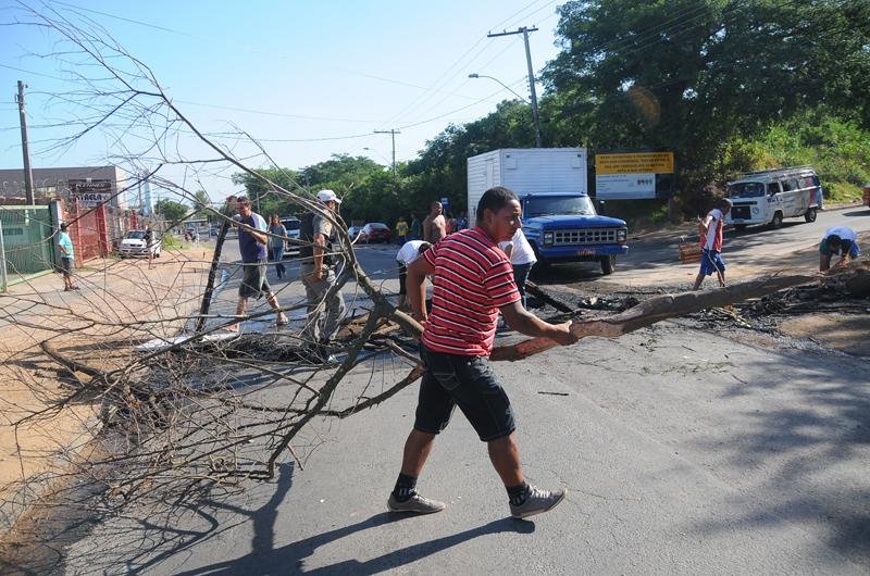 Moradores bloquearam a avenida Ary Tarrag&ocirc; por cerca de duas horas