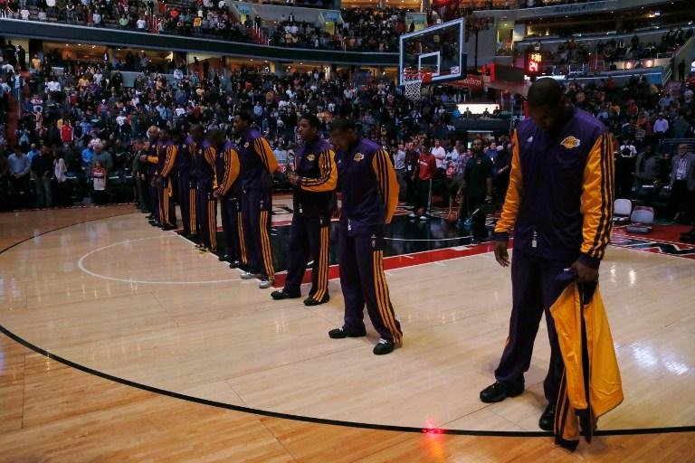 Jogadores do Los Angeles Lakers fizeram um minuto de sil&ecirc;ncio em prol das v&iacute;timas antes do jogo da NBA