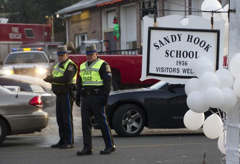 Pol&iacute;cia segue na entrada de escola em Newtown, nos Estados Unidos