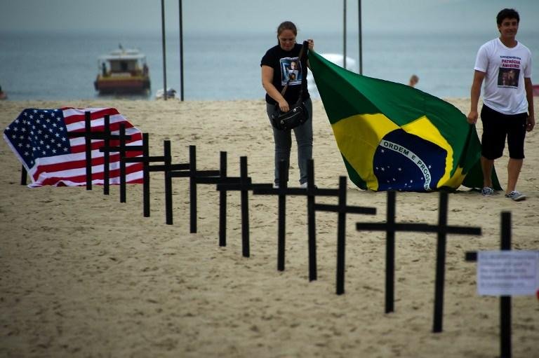 Bandeira dos Estados Unidos foi hasteada junto a 26 cruzes