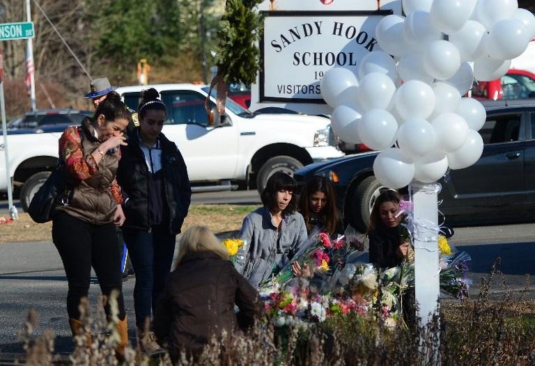 Americanos homenageiam as v&iacute;timas do massacre em escola prim&aacute;ria