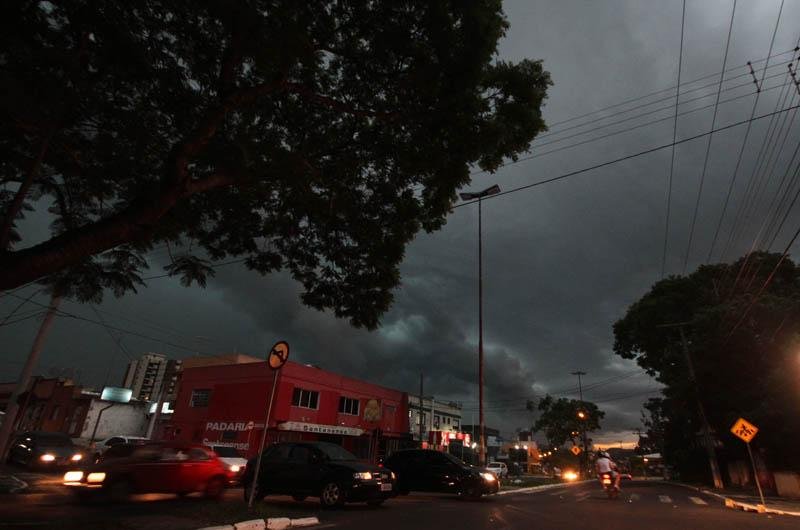 Semana come&ccedil;a sob alerta de onda de temporais no RS