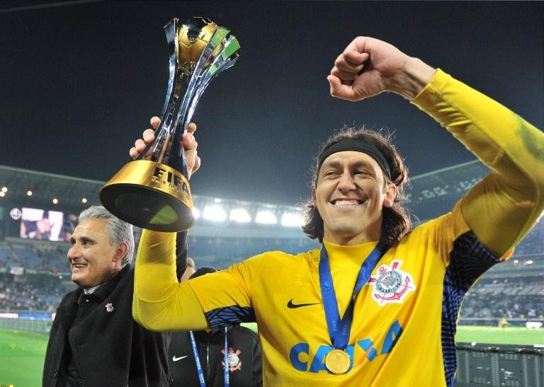 C&aacute;ssio ergue a ta&ccedil;a de campe&atilde;o do mundo em Yokohama