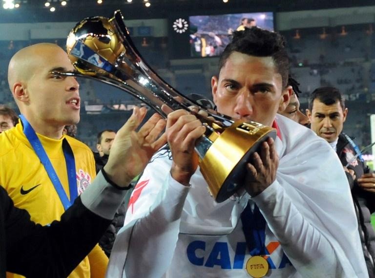 Ralf beija a ta&ccedil;a ap&oacute;s o bicampeonato mundial do Corinthians 
