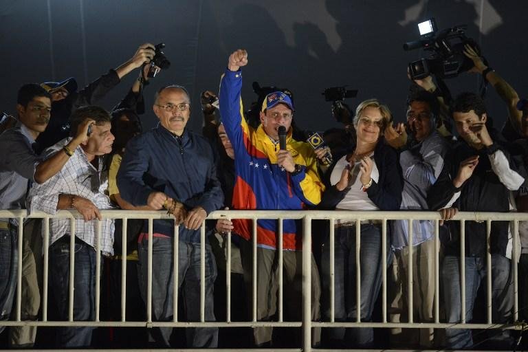 Capriles acena para partid&aacute;rios durante elei&ccedil;&atilde;o na Venezuela