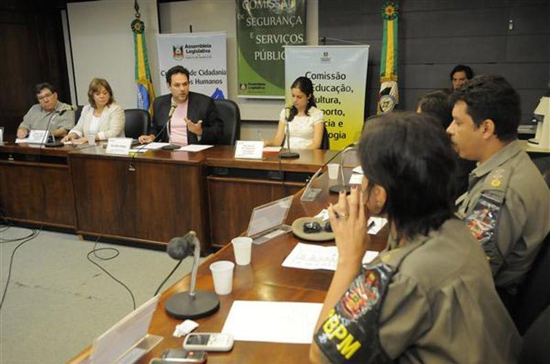 O deputado Mano Changes e a presidente do DCE, Nat&aacute;lia Bittencourt, em reuni&atilde;o com as Comiss&otilde;es para tratar da seguran&ccedil;a no Campus do Vale