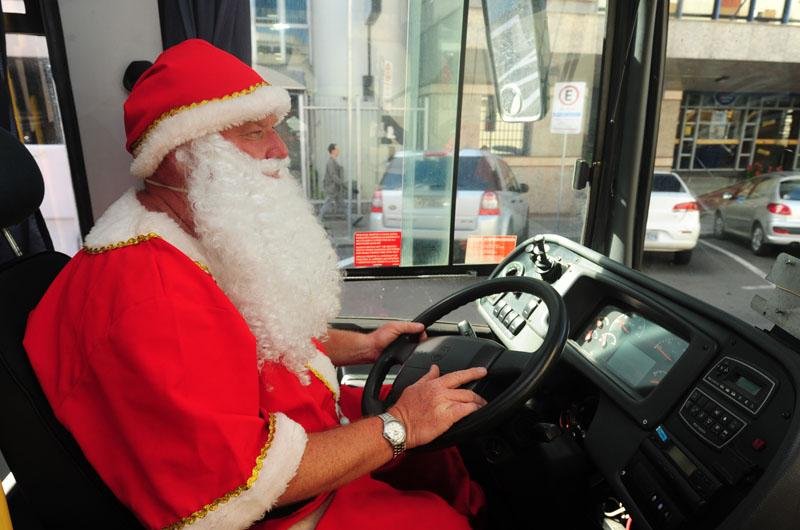 Papai Noel dirige &ocirc;nibus em Porto Alegre