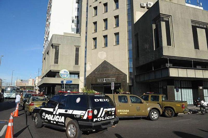 O assalto come&ccedil;ou no fim da tarde de ter&ccedil;a-feira passada, quando a dupla e a v&iacute;tima entraram no edif&iacute;cio