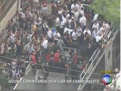 Com a ta&ccedil;a do mundo nas m&atilde;os, Corinthians chega em S&atilde;o Paulo