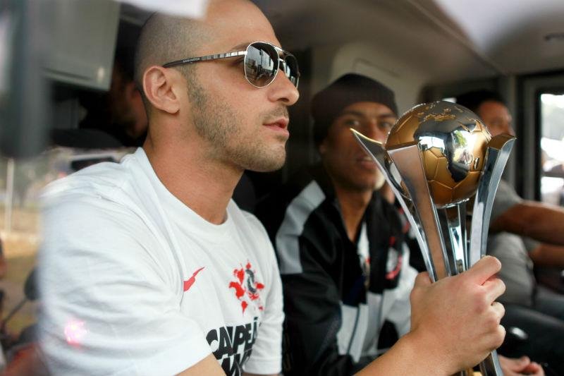 Corinthians inicia desfile ap&oacute;s sair r&aacute;pido do aeroporto