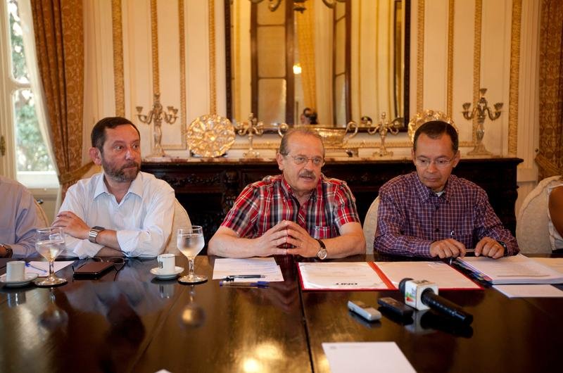 Secret&aacute;rio de Infraestrutura e Log&iacute;stica, Caleb de Oliveira, o governador Tarso Genro e o ministro dos Transportes, Paulo Passos