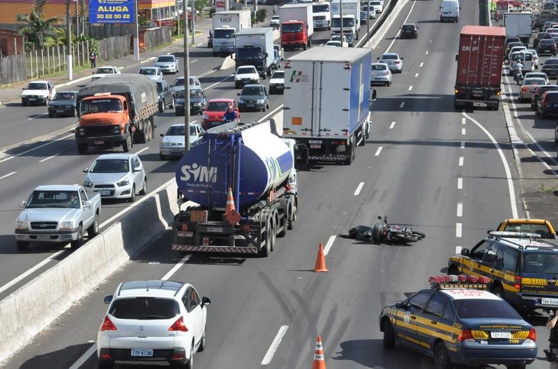 Acidente entre moto e carro deixa tr&acirc;nsito lento na BR 116, em Canoas